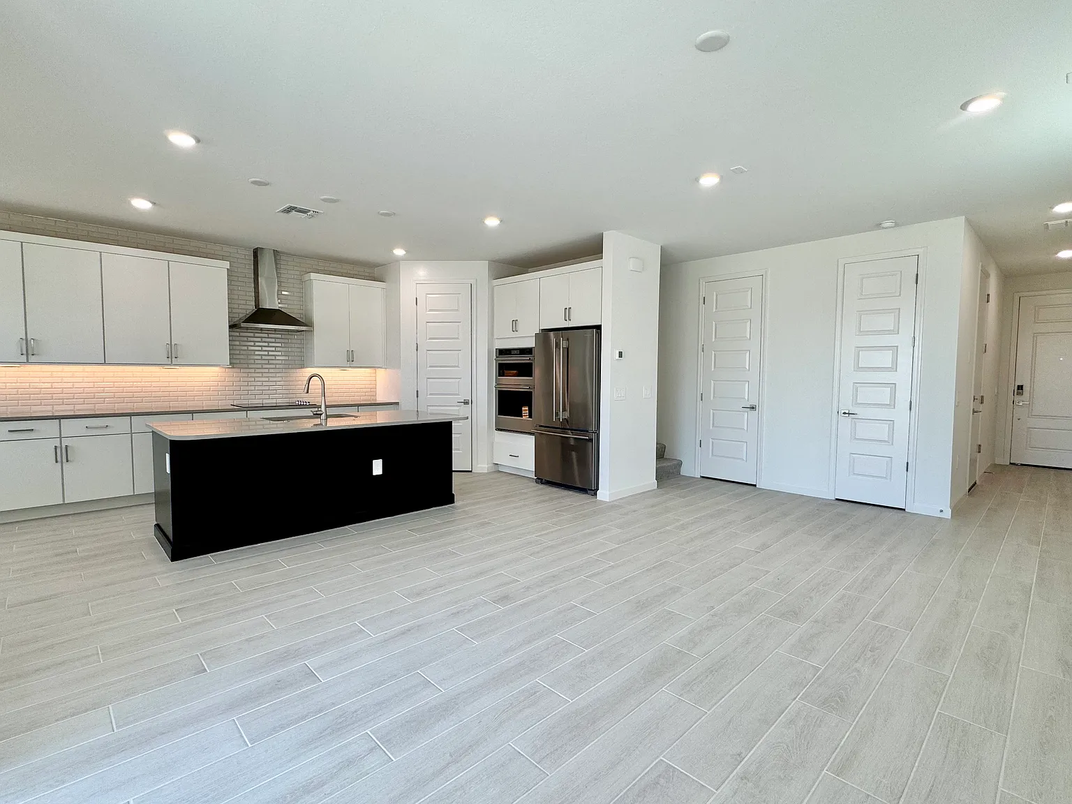 4 bed, 2.5 bath, 1966 sqft, $3,195 — Photo 3