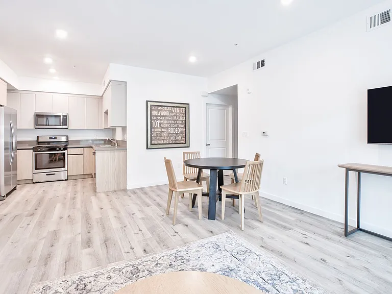 14748 Victory Blvd — Photo 6