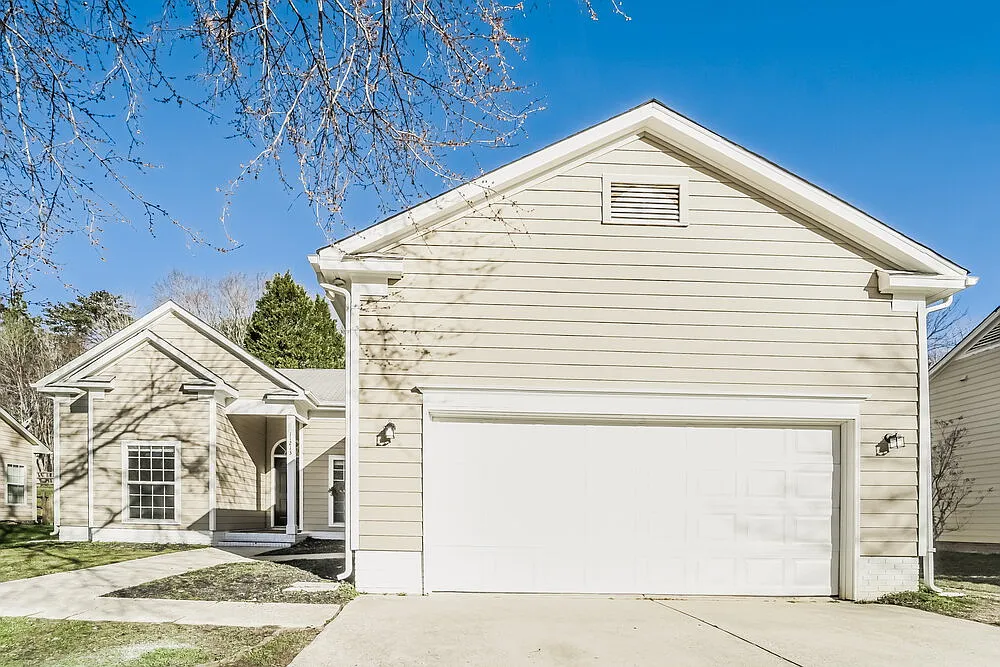 3 bed, 2.0 bath, 1922 sqft, $2,255 — Photo 1