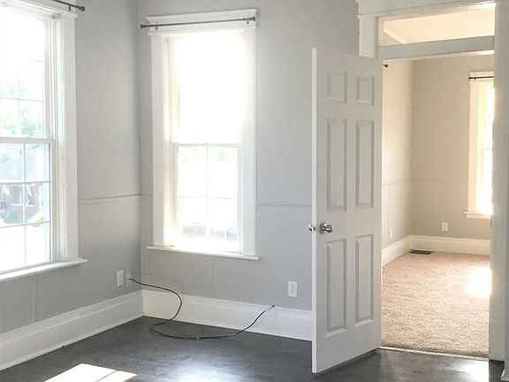 4th image of 935 Farrington St #3