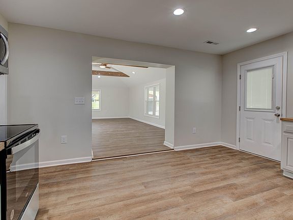 3rd image of 1833 Montclair Dr