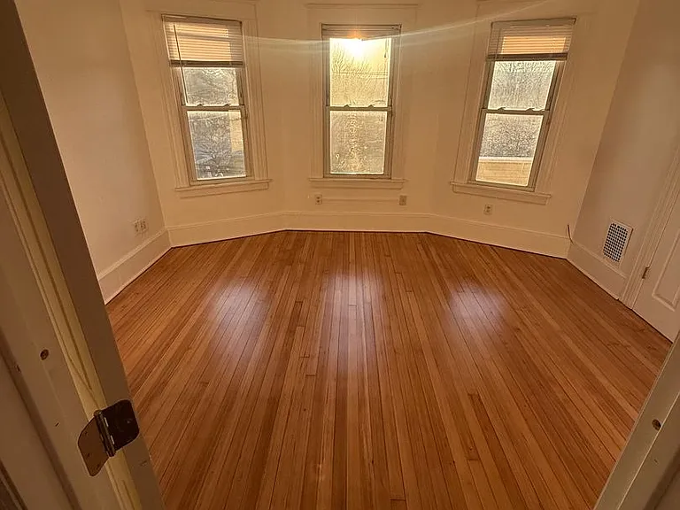 137 Washington St — Photo 5