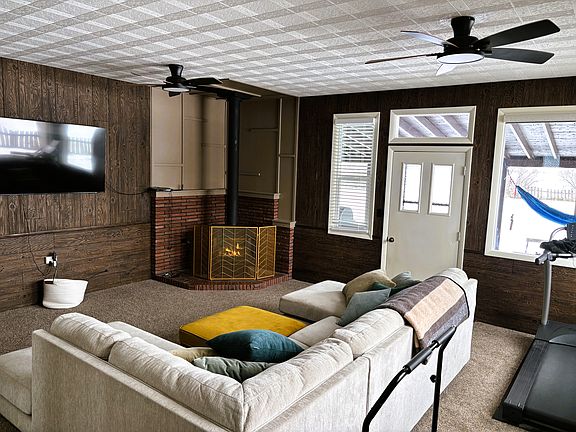 Can be used as a large master bedroom or as living room.
