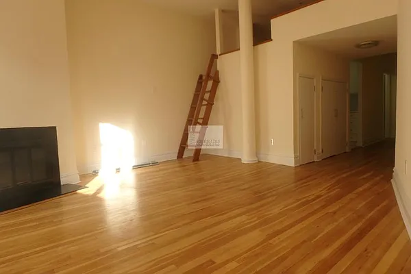 Rented by Manhattan Connection | media 17