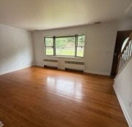 4th image of 533 Ramapo Valley Rd