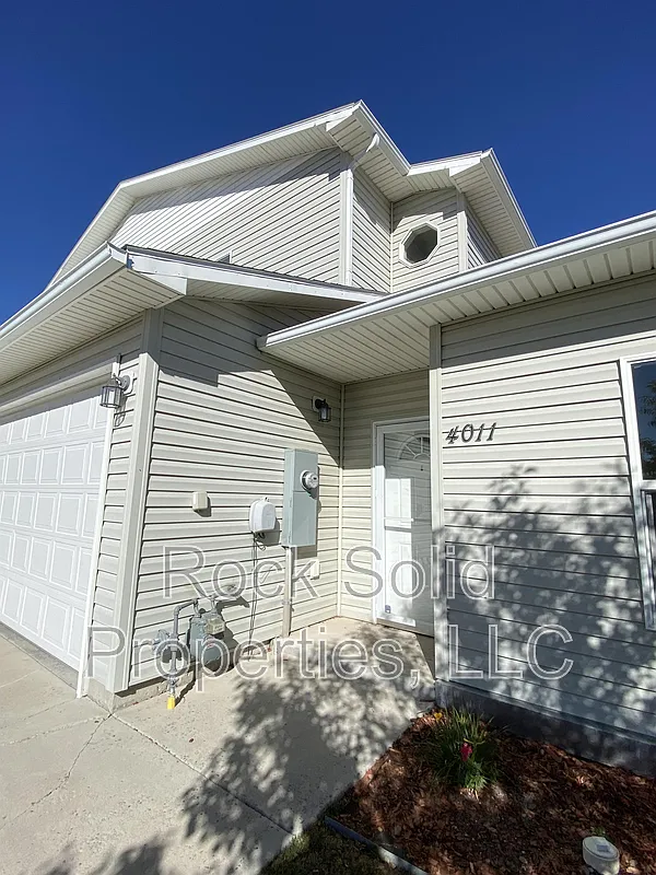 3 bed, 2.5 bath, 1573 sqft, $1,995 — Photo 2