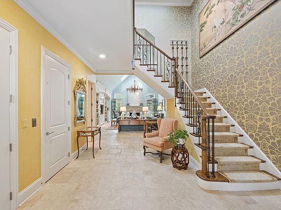 4th image of 64 Forest Gate Cir