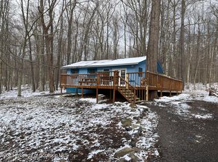 37 Lehigh River Dr N, Gouldsboro, PA 18424