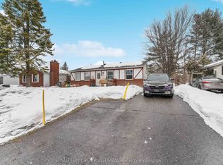 20 Dundegan Dr #B, Ottawa, ON K2L 1P8