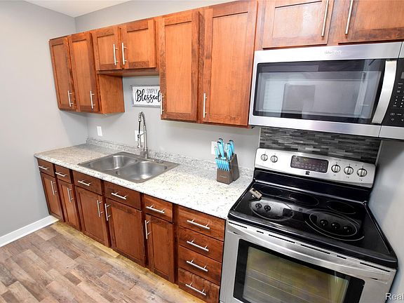 3rd image of 3749 Ivanhoe Ave