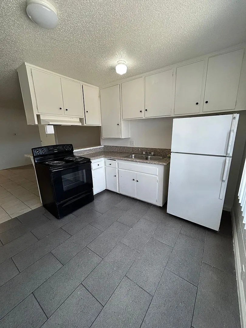 3841 Hazelwood St — Photo 1