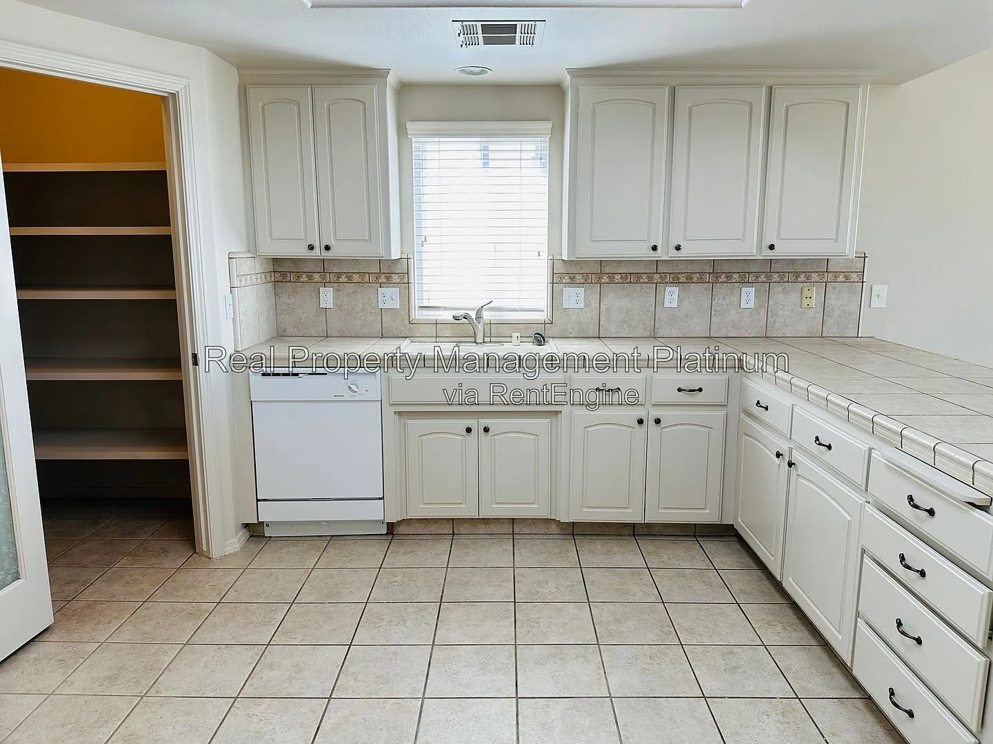 3 bed, 2.5 bath, 1988 sqft, $2,395 — Photo 3