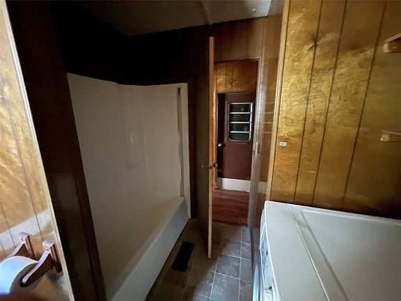 5th image of 104 Humphries St