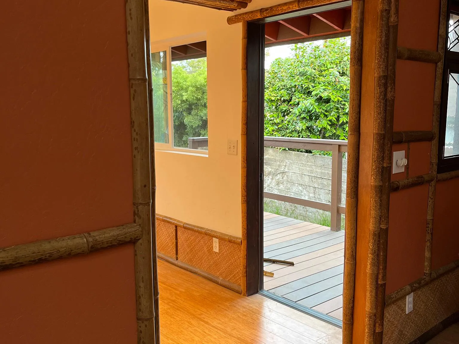 1179 Hymettus Ave — Photo 3