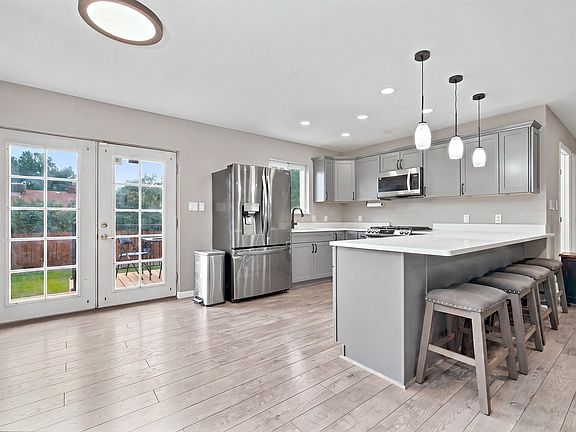 3rd image of 558 Sol Ln
