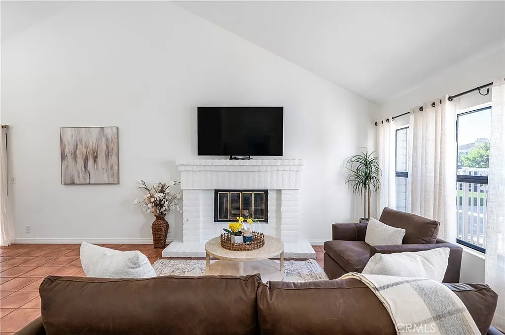 2 bed, 1323 sqft, $4,250 — Photo 4
