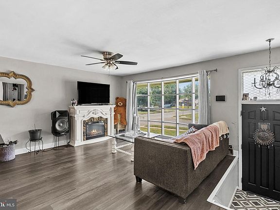 5th image of 1000 Prospect Ln