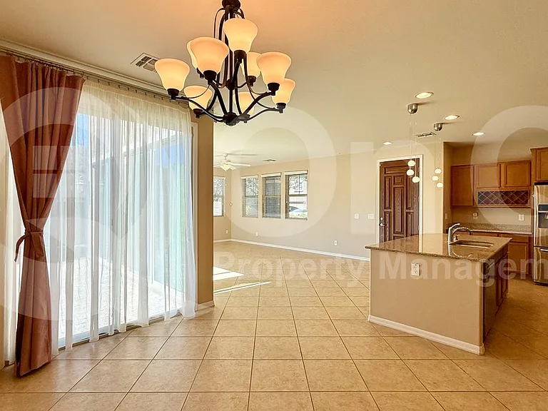 894 S Agnes Ln — Photo 2