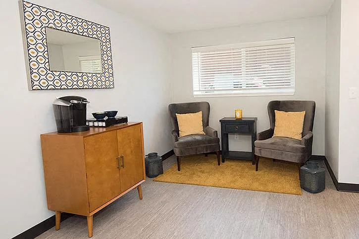 Royal Oaks Apartments — Photo 14
