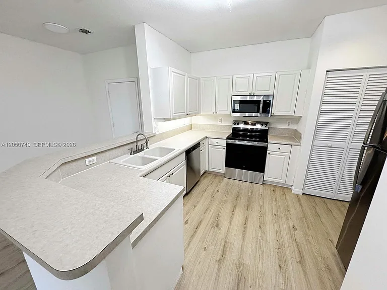 10341 SW 18th St — Photo 12