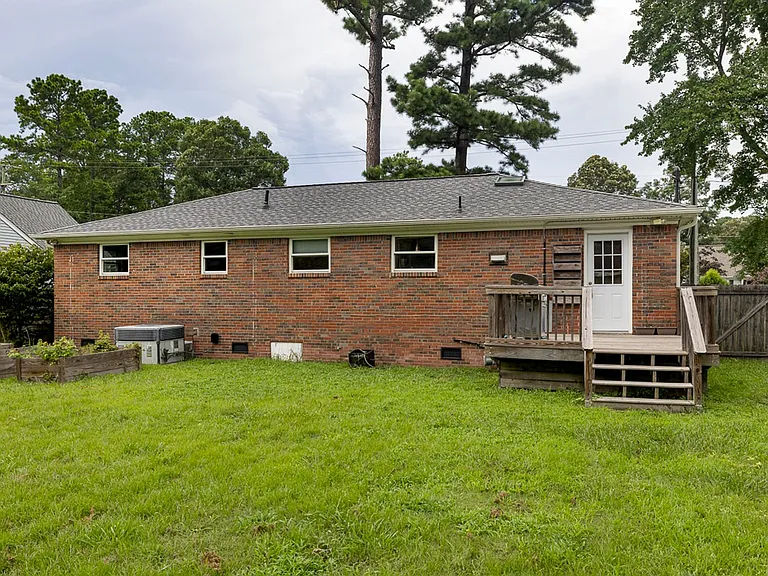1104 Washington Dr — Photo 32