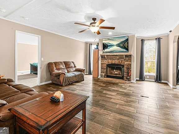 4th image of 152 Duck Pond Rd