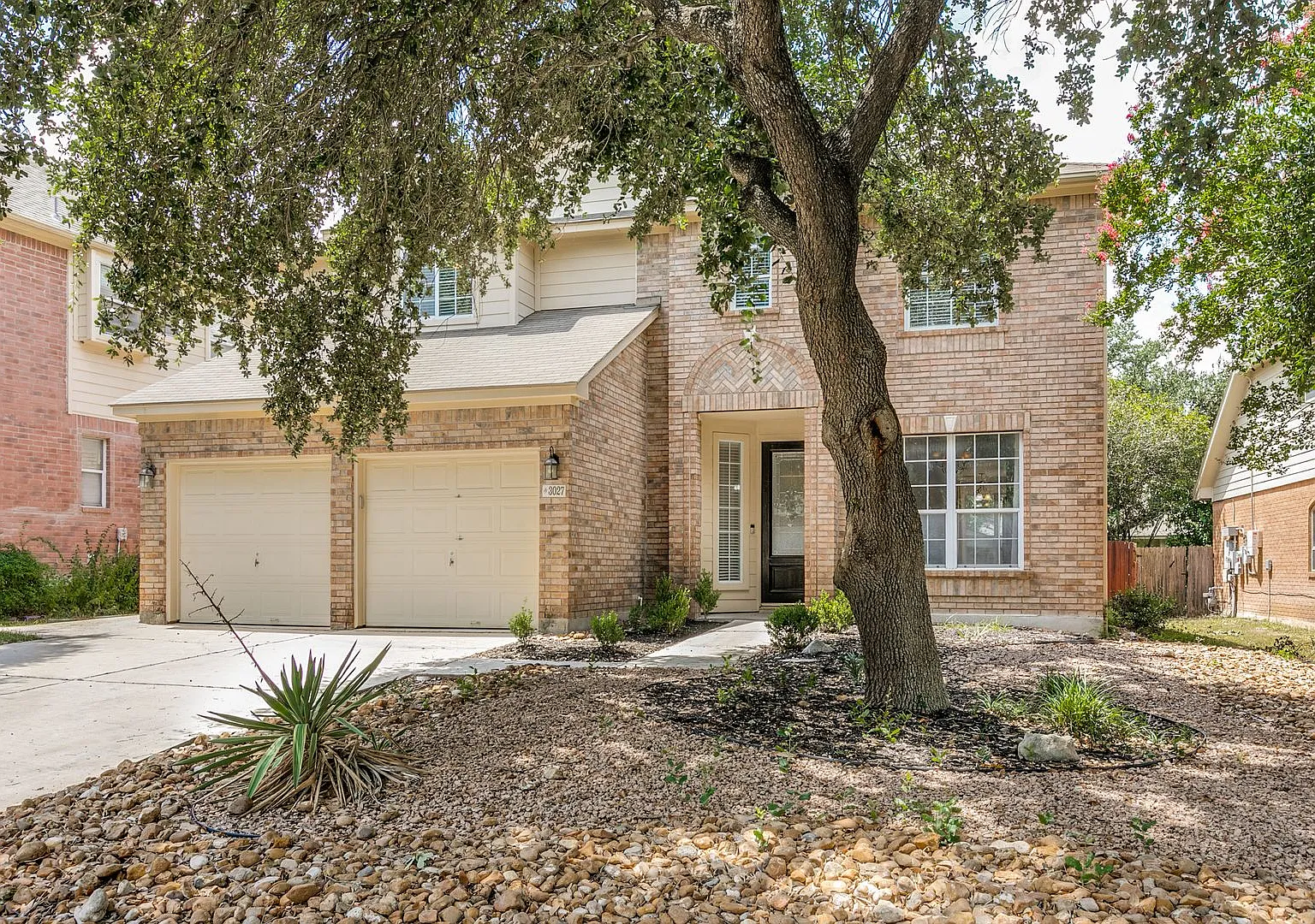 Charming 3 Bedroom 2.5 Baths located in Fall Creek! — Photo 2