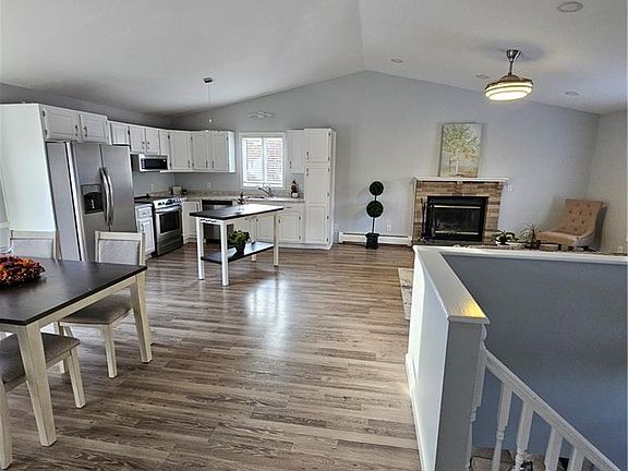4th image of 14 Windsor Park Dr