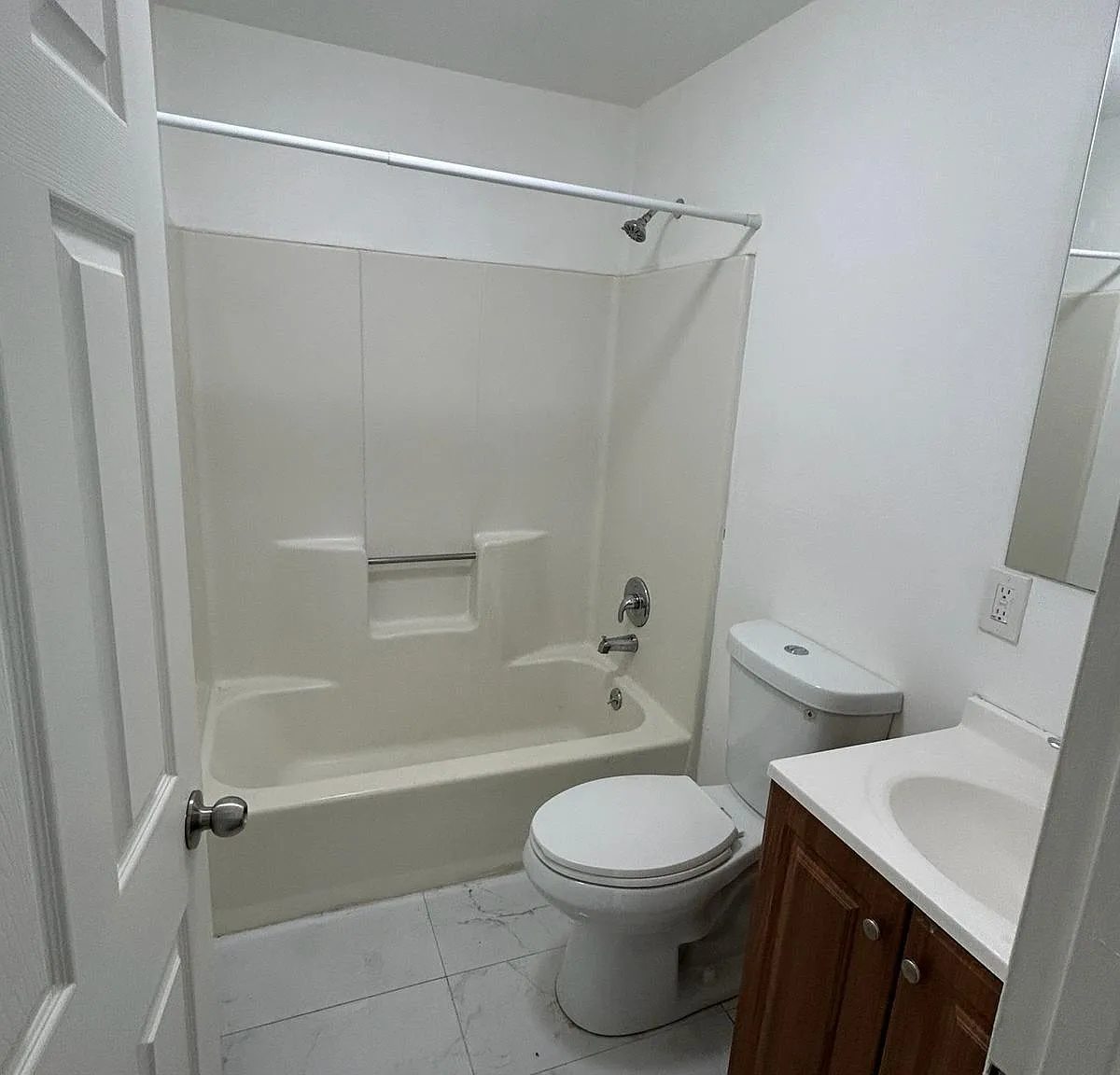 Studio, 1.5 bath, $1,050 — Photo 2