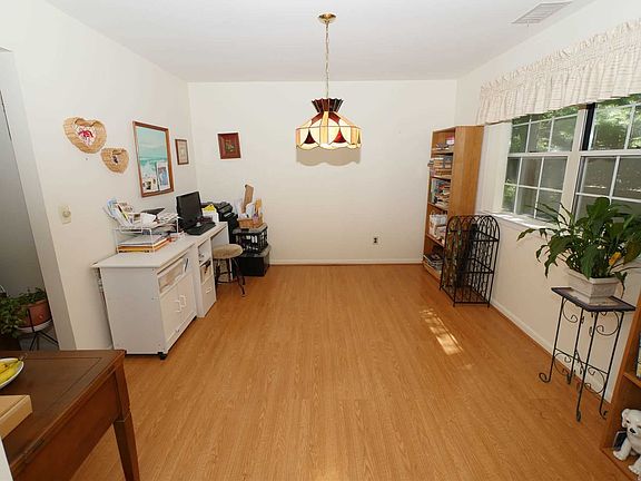 4th image of 6 Teresa Ln