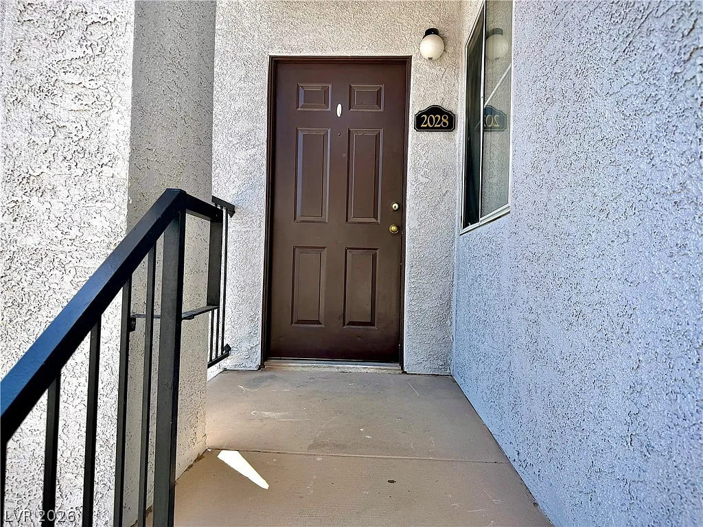 2 bed, 2.0 bath, 940 sqft, $1,495 — Photo 2