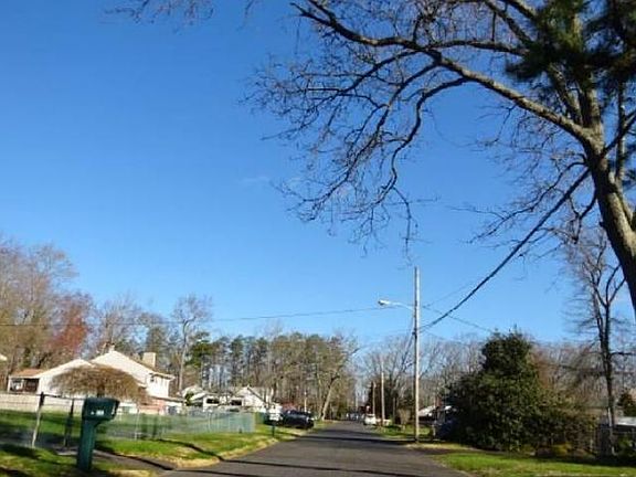 2nd image of 8 Oak Ave