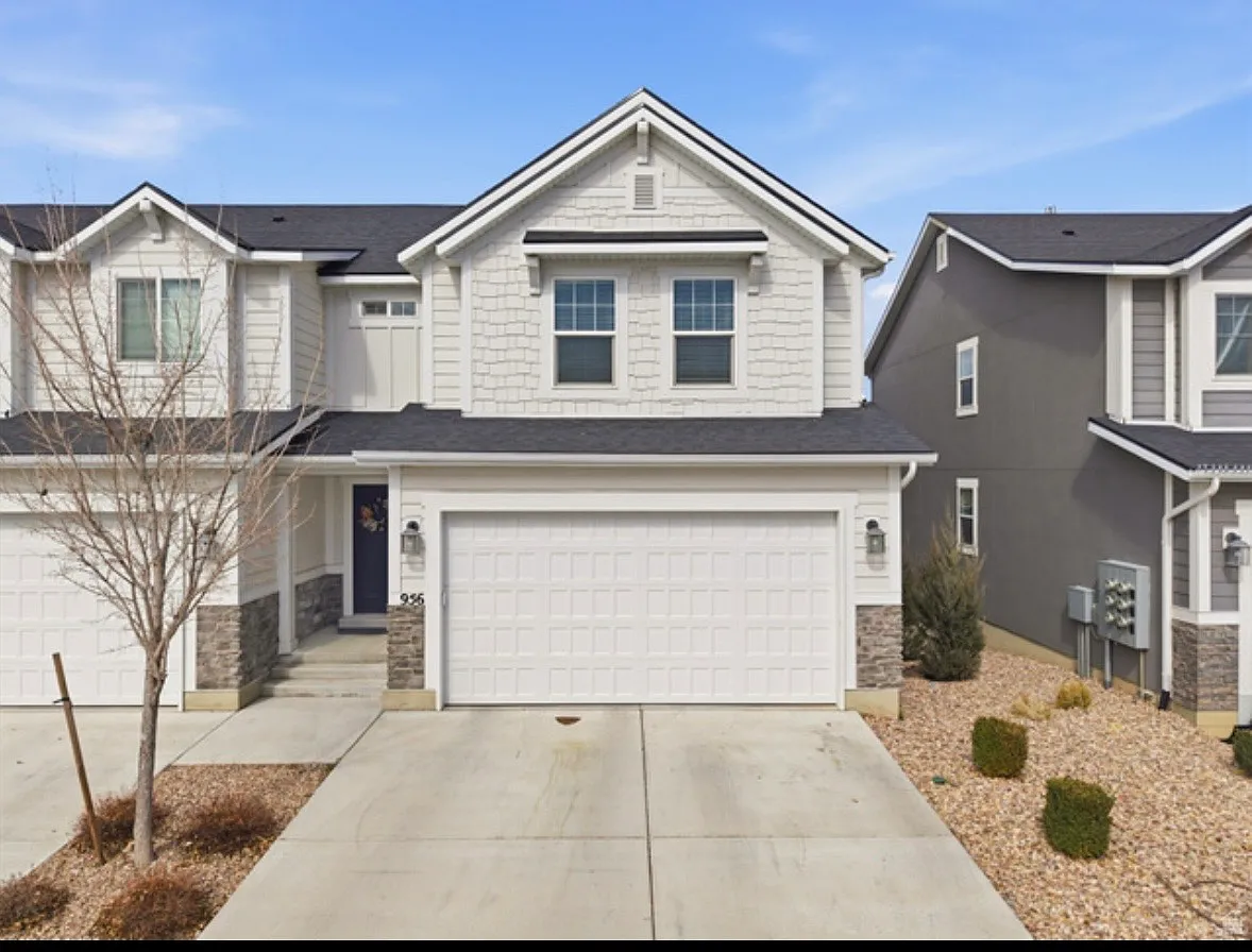 3 bed, 2.5 bath, 1688 sqft, $2,200 — Photo 1