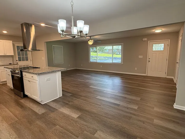 4 Poinsetta Dr NE — Photo 4