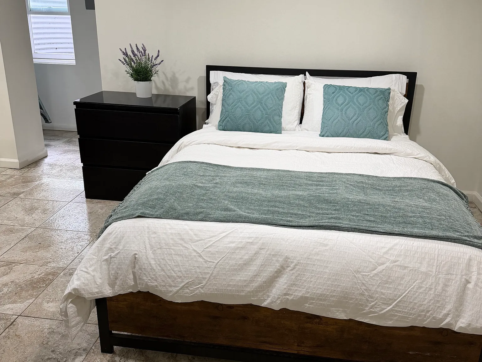 Studio, 1000 sqft, $900 — Photo 1