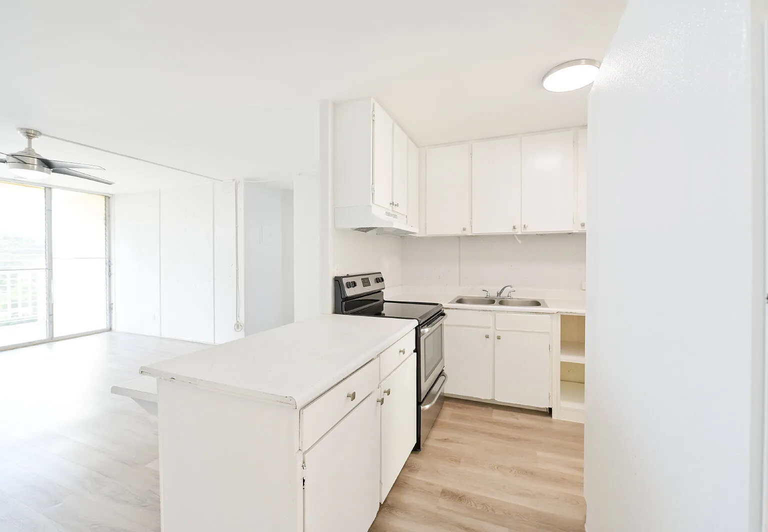 2 bed, 1.0 bath, 799 sqft, $2,200 — Photo 1