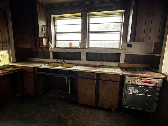5th image of 435 Oak Grove Ave