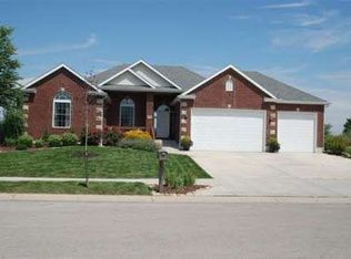 906 Meadowbrook Dr, Kearney, MO 64060