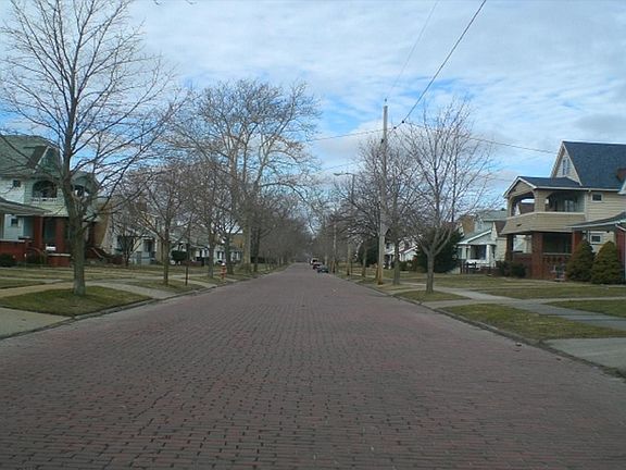 4th image of 9204 Bancroft Ave