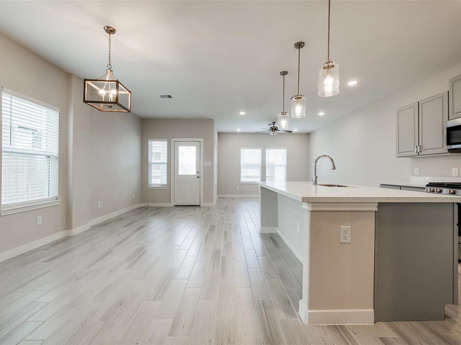 3 bed, 2.5 bath, 2007 sqft, $2,400 — Photo 4