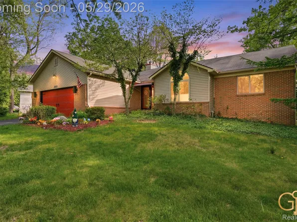 4933 Iroquois Blvd, Clarkston, MI 48348