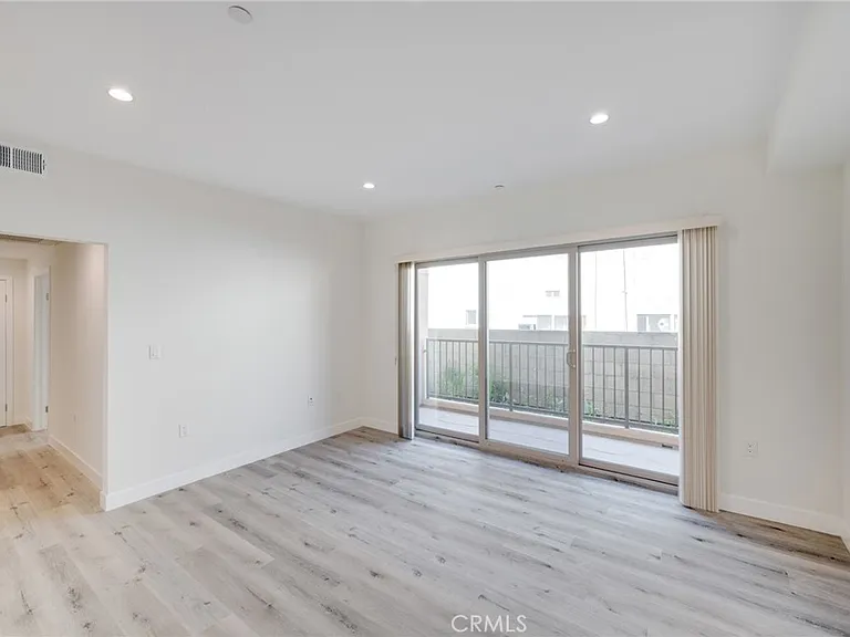 14526 Hartland St #307 — Photo 5