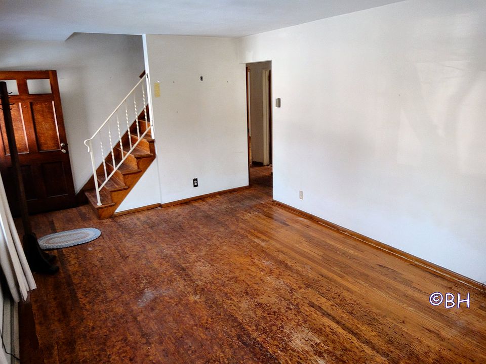 LR with Hardwood Floors