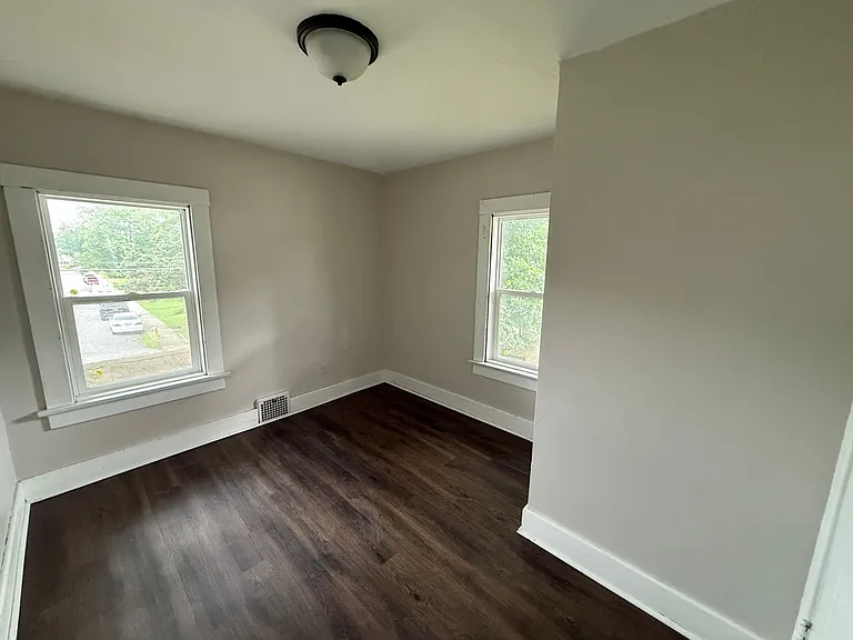 403 Englewood Ct — Photo 19