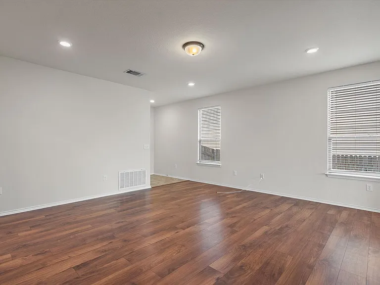 7604 Knockfin Dr — Photo 6