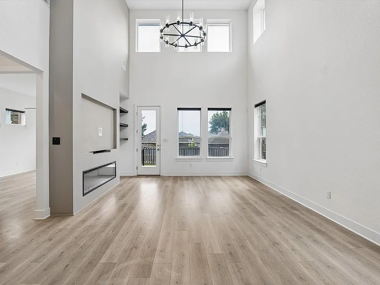 1336 Kneehigh Ln — Photo 2