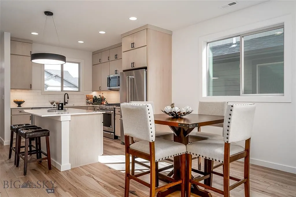 1 bed, 735 sqft, $3,300 — Photo 3