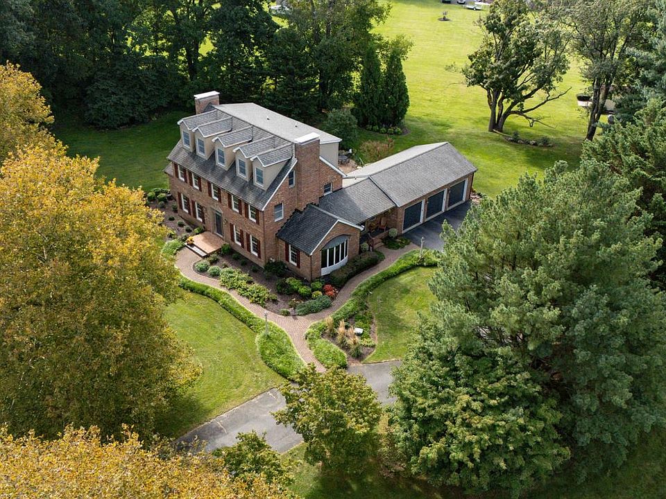 1st image of 35 Gina Ct