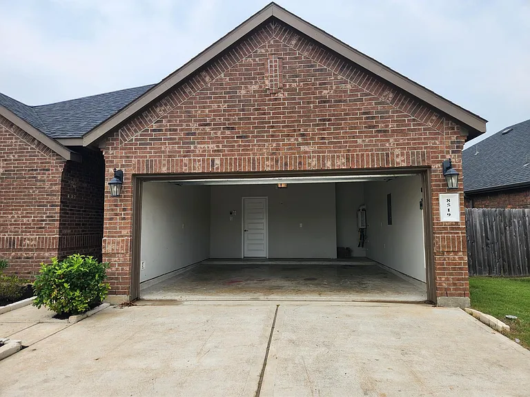 8519 Golden Field Dr — Photo 23
