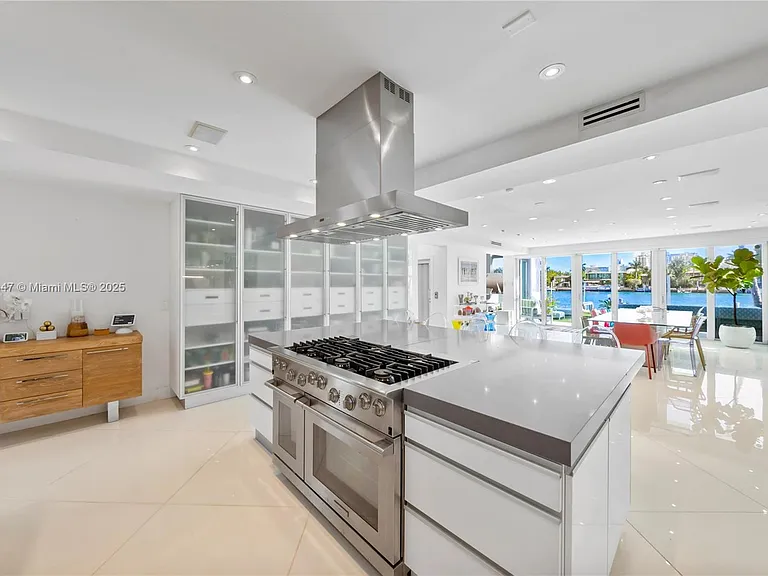 227 E Dilido Dr — Photo 34